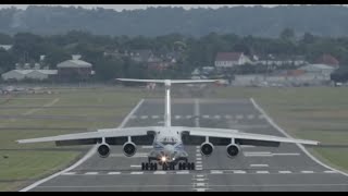 ILYUSHIN IL76 Crosswind landing at Farnborough 2014 airshow [upl. by Reine]